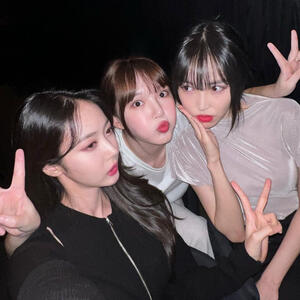 (left to right) sinb, yerin, & yuju